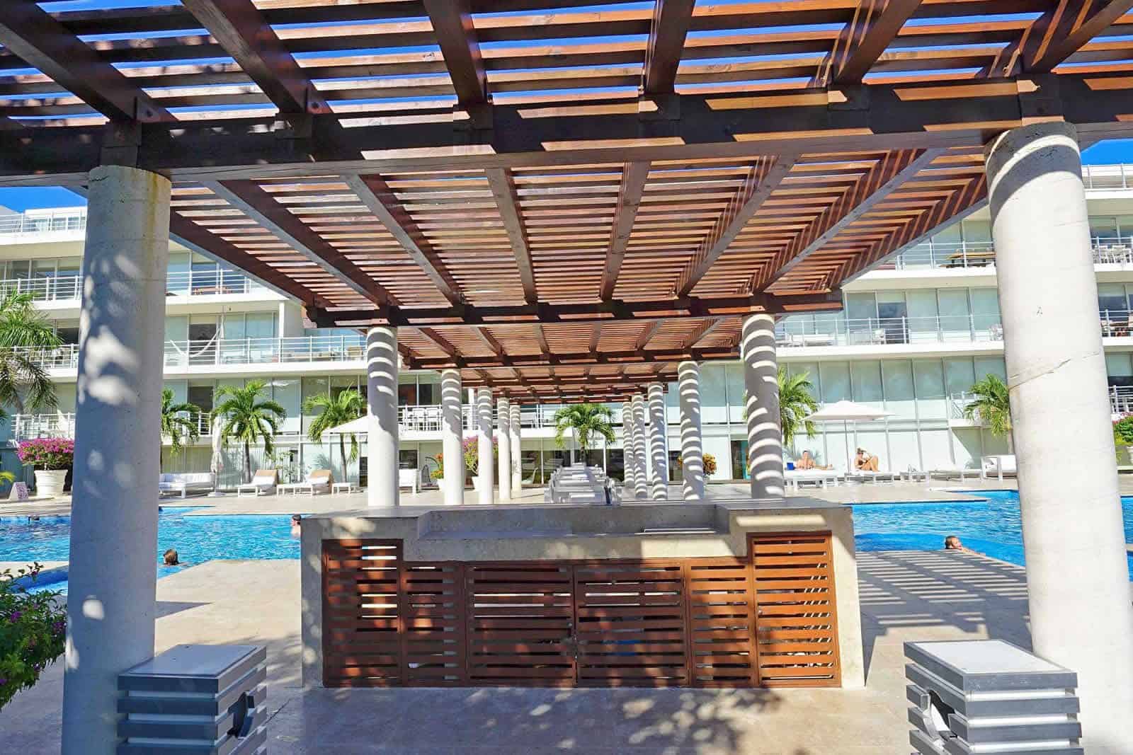 Magia PH1F poolside entertaining