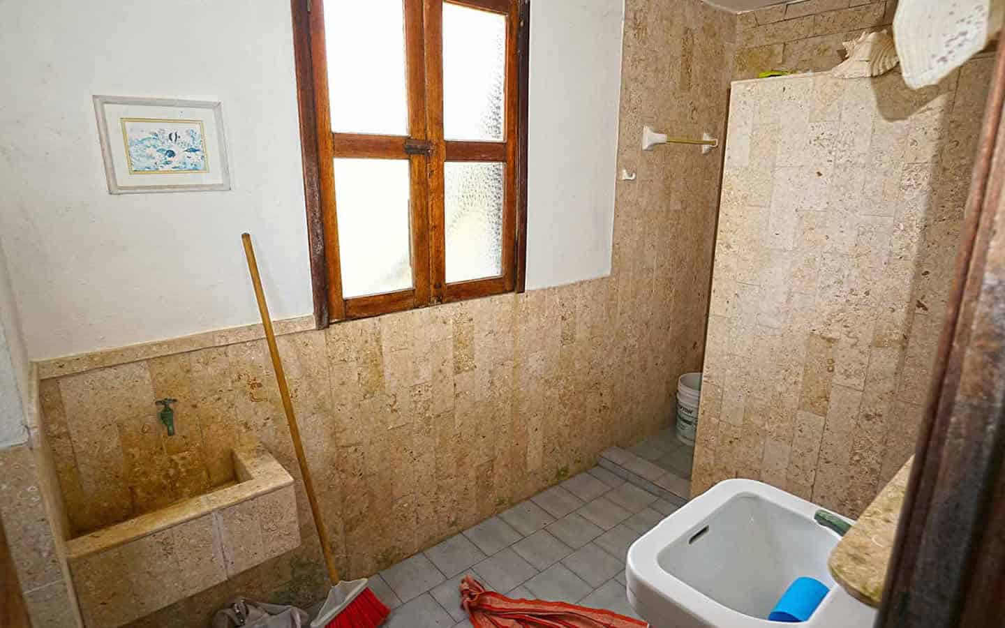 Chenchomac lower bathroom