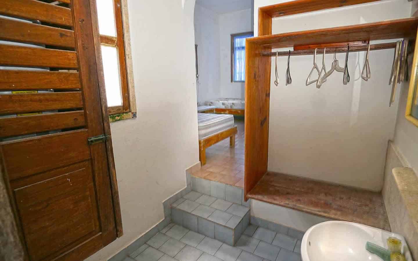 Chenchomac upper bathroom