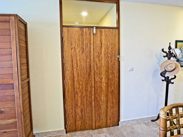 Veranto doorway to guest bedroom, bathroom and rooftop.