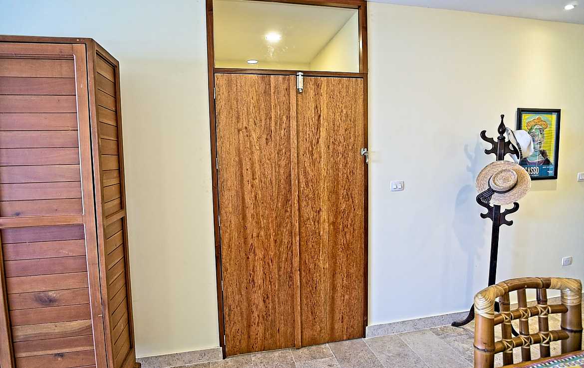 Veranto doorway to guest bedroom, bathroom and rooftop.