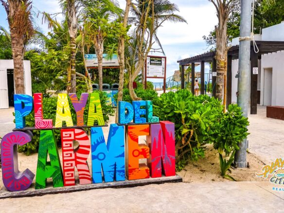 Foreigners searching for services in Cancun from their cell phones on Google, showing terms like best restaurants Cancun, safe tours Cancun and private transportation Cancun, reflecting purchase intent and a search for trust in a tourist destination