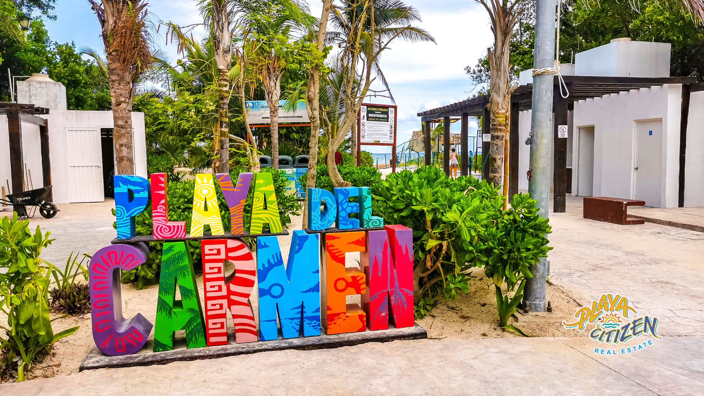 Foreigners searching for services in Cancun from their cell phones on Google, showing terms like best restaurants Cancun, safe tours Cancun and private transportation Cancun, reflecting purchase intent and a search for trust in a tourist destination